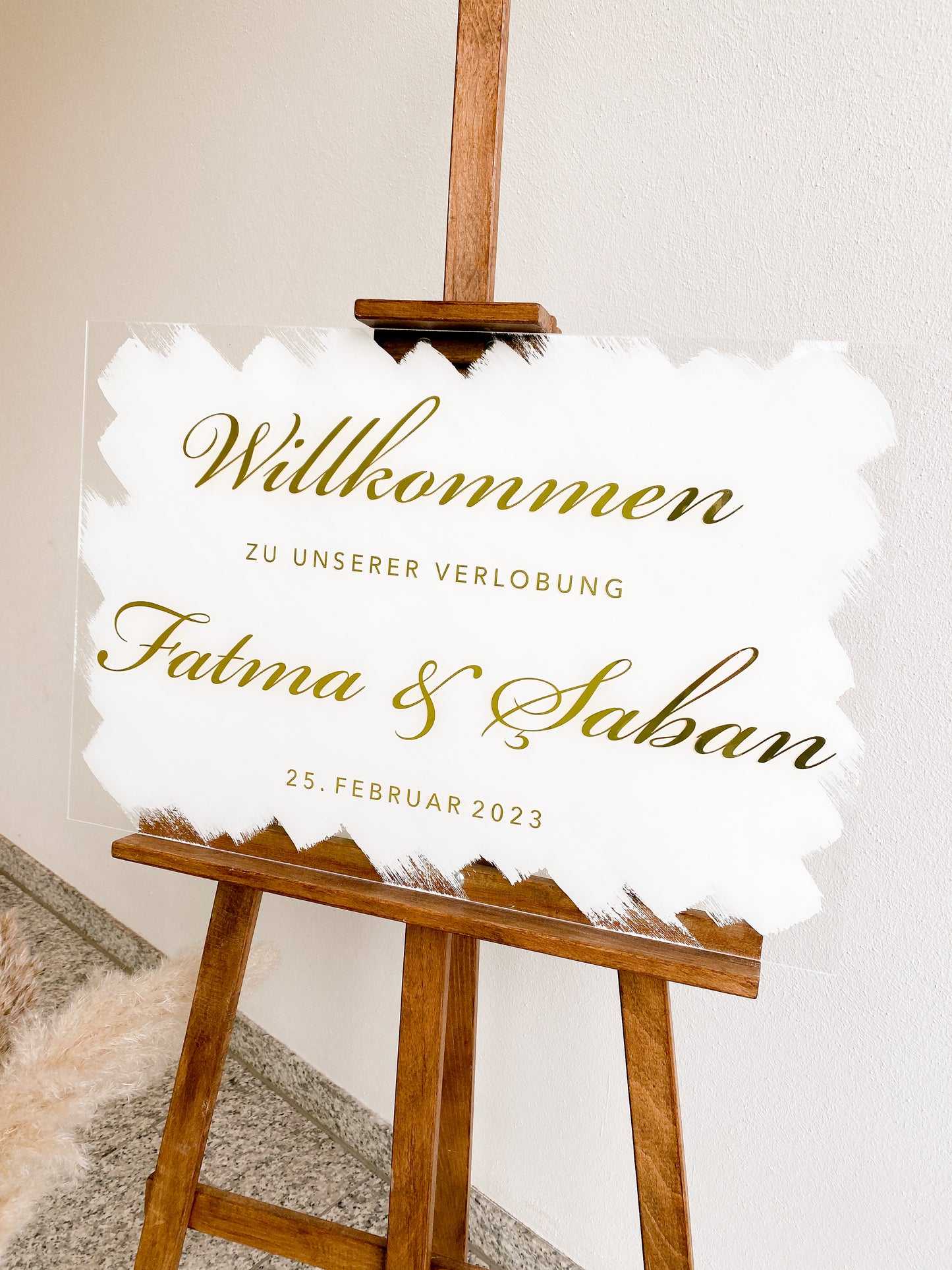 Willkommensschild für Events aus Acrylglas | Weißer Hintergrund | 60 x 40 cm groß | personalisierte Empfangstafel