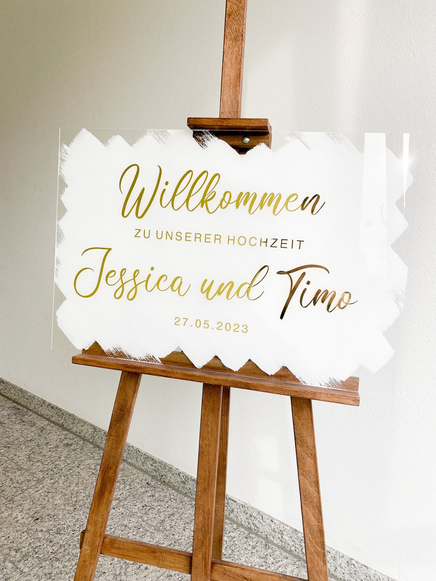 Willkommensschild für Events aus Acrylglas | Weißer Hintergrund | 60 x 40 cm groß | personalisierte Empfangstafel