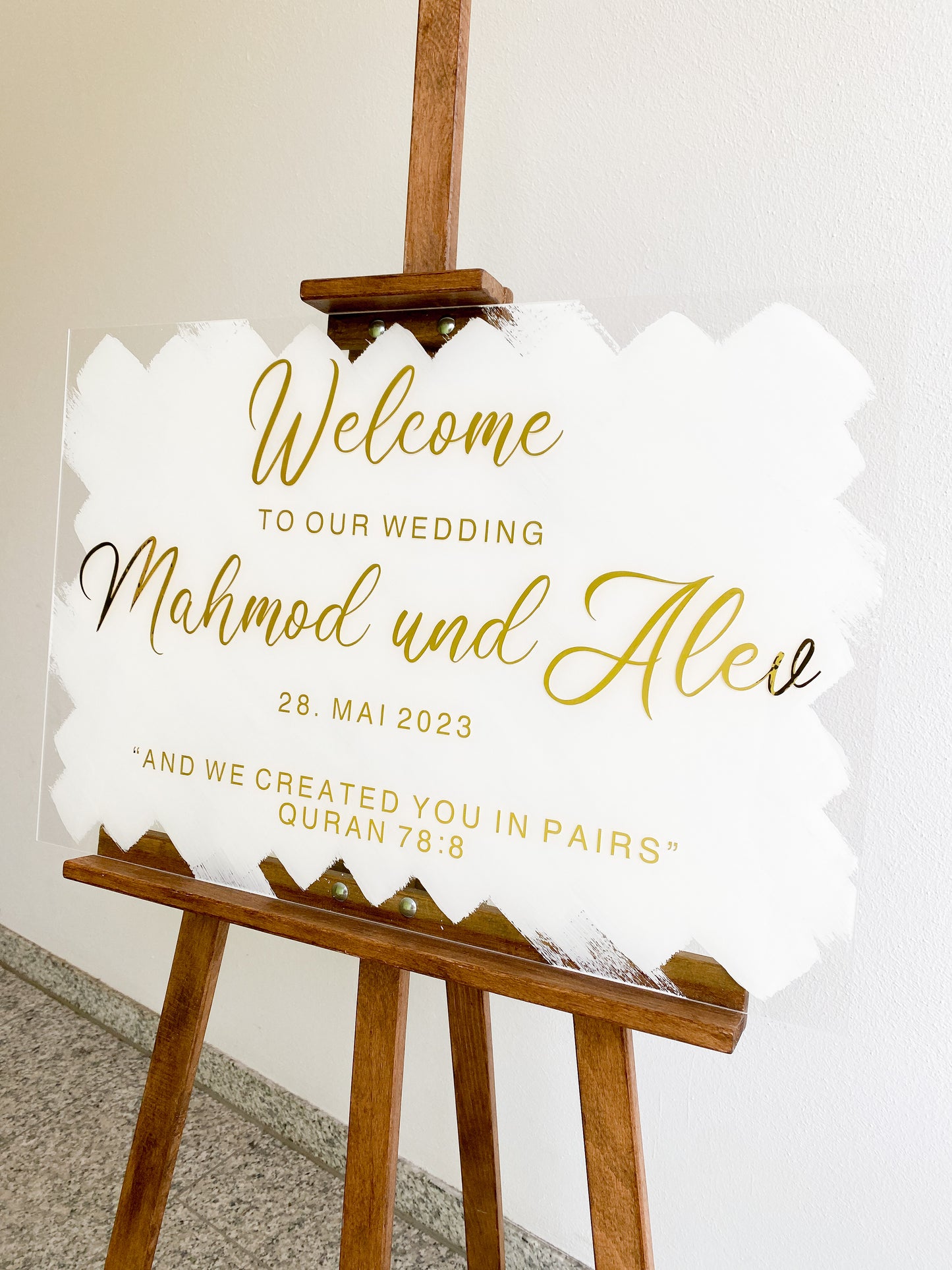 Willkommensschild für Events aus Acrylglas | Weißer Hintergrund | 60 x 40 cm groß | personalisierte Empfangstafel