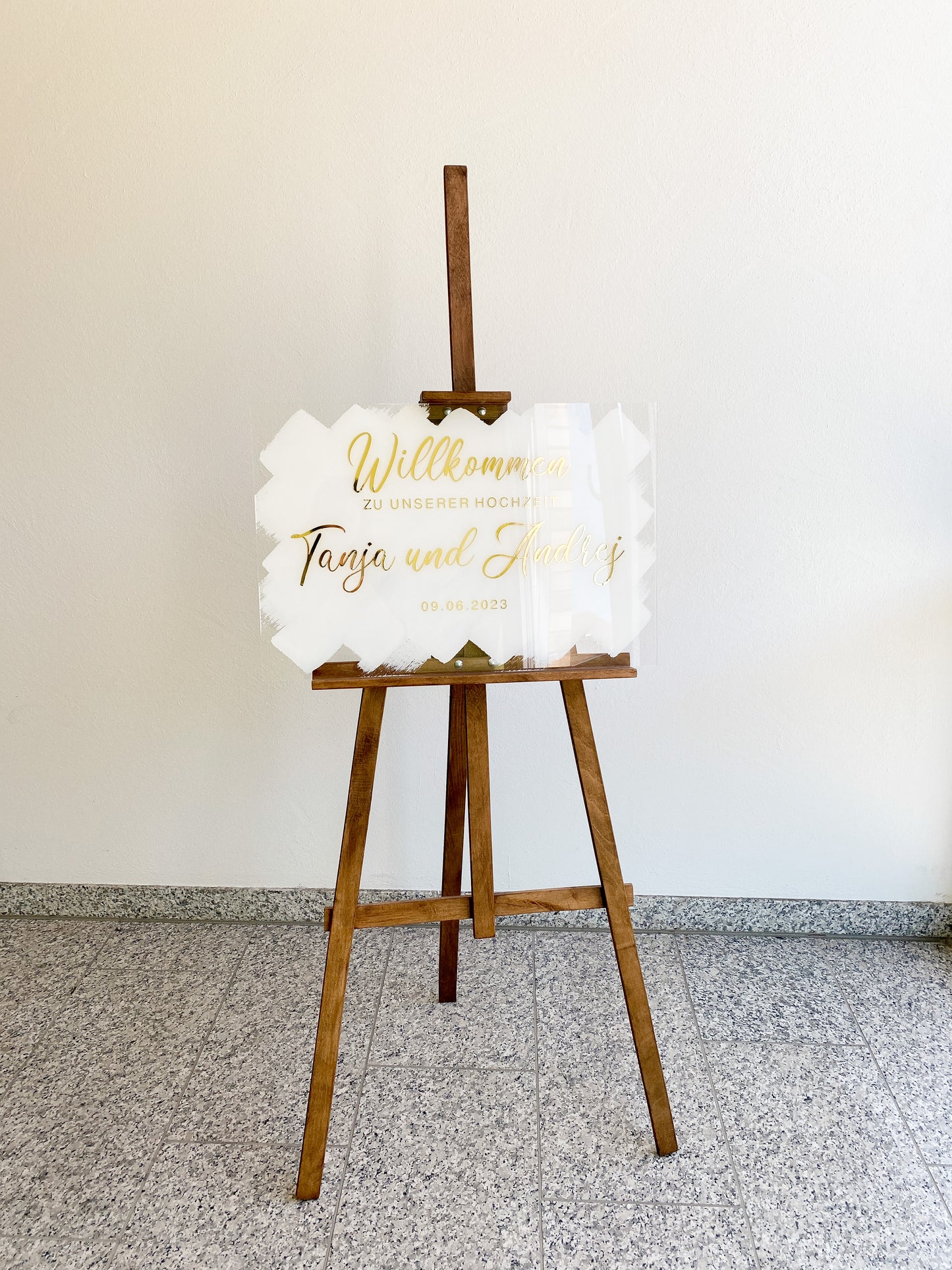 Willkommensschild für Events aus Acrylglas | Weißer Hintergrund | 60 x 40 cm groß | personalisierte Empfangstafel