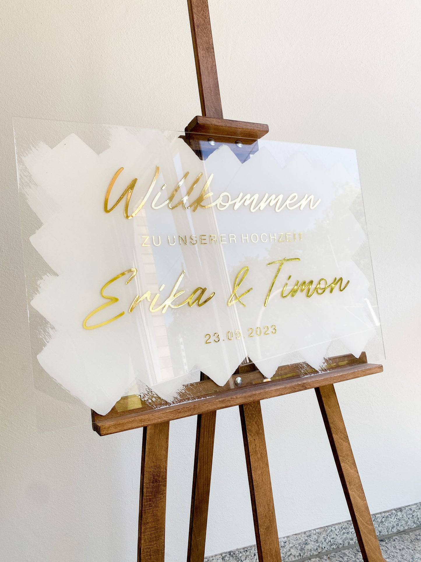 Willkommensschild für Events aus Acrylglas | Weißer Hintergrund | 60 x 40 cm groß | personalisierte Empfangstafel