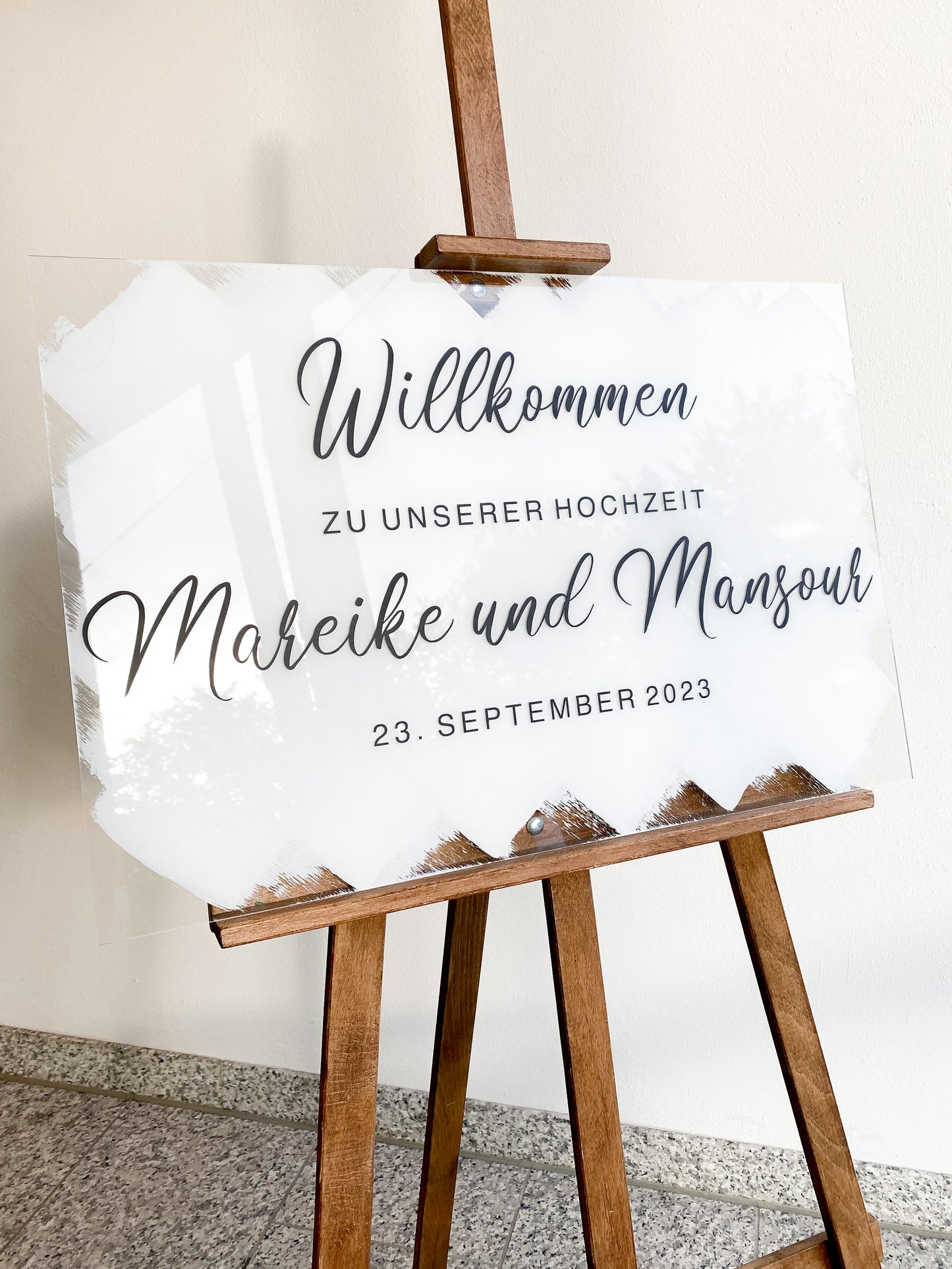 Willkommensschild für Events aus Acrylglas | Weißer Hintergrund | 60 x 40 cm groß | personalisierte Empfangstafel